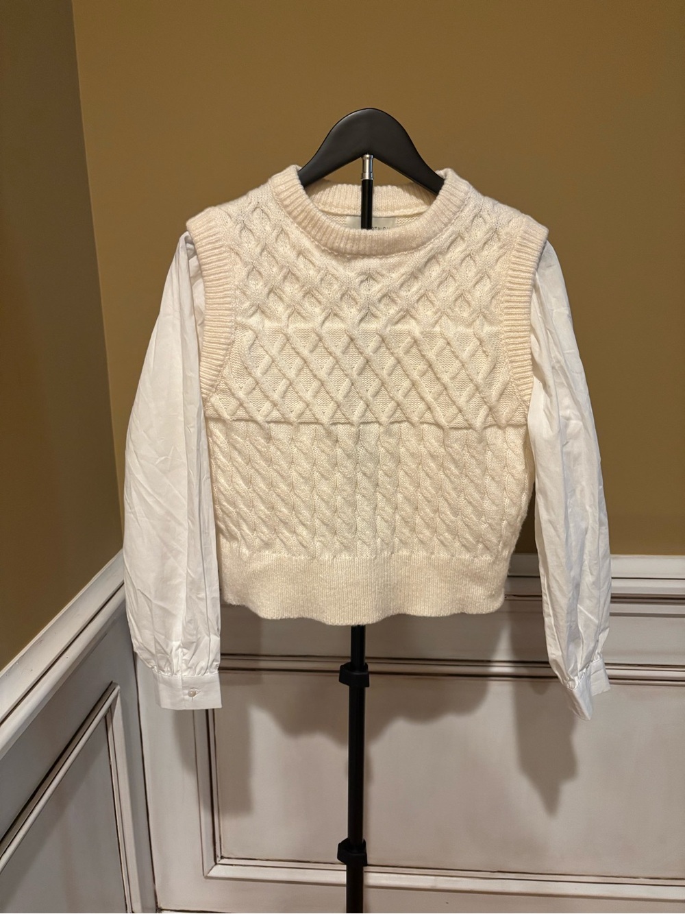 Pinch Cream Cable Knit Sleeveless V-Neck Sweater Vest